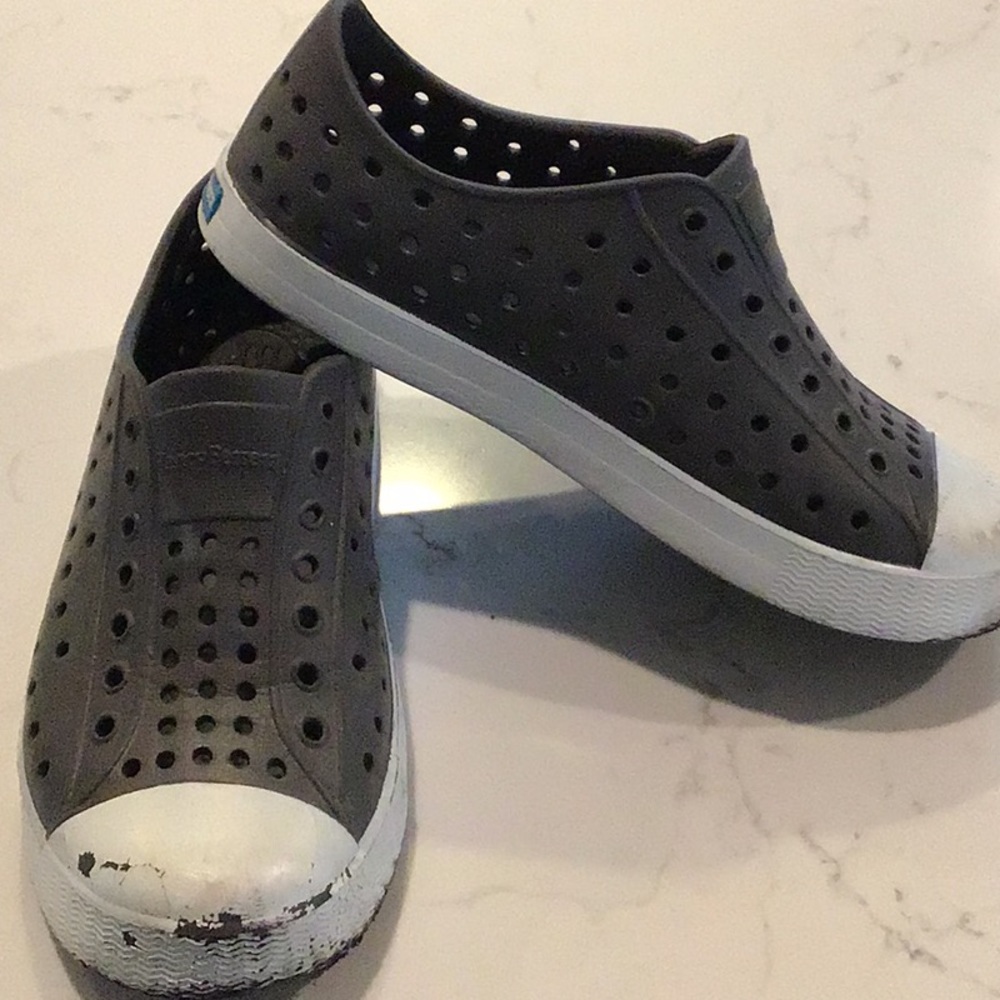 NATIVE like dark gray girls sz 1. Great condition